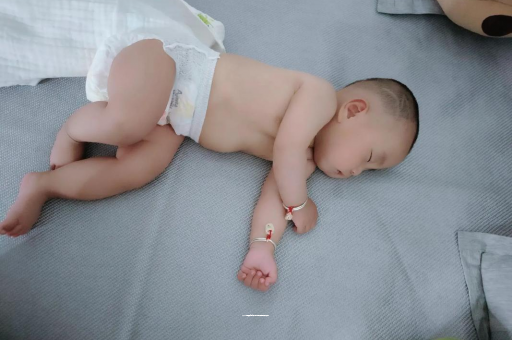 项城三个月宝宝抬头不稳 项城三个月宝宝抬头不稳